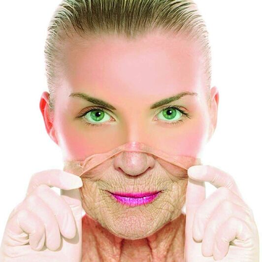 Seorang wanita di masa dewasa menghilangkan kerutan di wajahnya dengan pengobatan rumahan