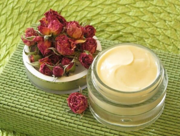 Krim rumput dengan air merah muda