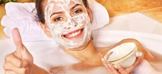 Masker wajah dengan krim asam atau krim